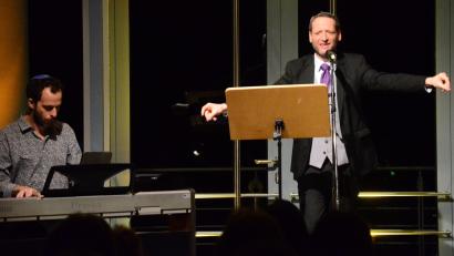Bild: Kunz
"Bay mir bistu sheyn": Der Hannoveraner Kantor Yoed Sorek und Ira Shiran am Piano bei ihrem Auftritt in Weiden.