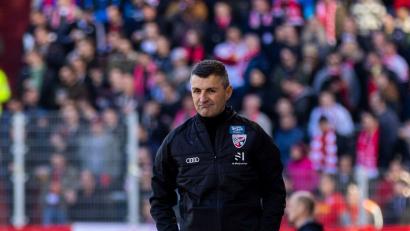Bild: Sascha Janne
Michael Köllner am Samstag im Spiel beim SSV Jahn Rregensburg nachdenklich am Spielfeldrand.