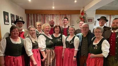Bild: Laura Fröhler/exb
Der neue Vorstand des Stiftländer Heimatvereins: Im Bild von links Musikwartin Sylvia Lang, Gerhard Brabec, Schriftführerin Laura Fröhler, Kassiererin Martina Scholz, Zweite Vorsitzende Silke Wolfrum, Fahnenjunker Martin Wolfrum, Erste Vorsitzende Sabine Brabec, Vortänzer Johannes Stengl, Jugendleiterin Franziska Lang, Bürgermeister Toni Dutz, Jugendvertreter David Müller, Trachtenwartin Edeltraud Klarner, Gauvorsitzender Peter Fink, Heimatpfleger Fabian Wolfrum.