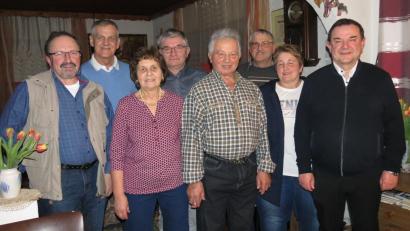 Bild: Günter Bauer jun./exb
Jubilar Günter Bauer und seine Ehefrau Anne (Fünfter und Dritte von links) freuten sich über die Glückwünsche von Stadtpfarrer Konrad Amschl, Pfarrgemeinderätin Gabi Schmidkonz, Rudolf Schmid (vorne von rechts), Konrad Schuller, Helmut Wettinger und Hubert Häring (hinten von rechts).