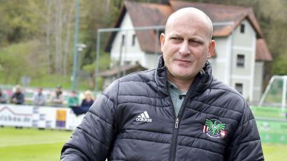 Archivbild: Hubert Ziegler
Ernster Blick bei Sportdirektor Tobias Rösl nach dem Fehlstart der DJK Ammerthal ins neue Jahr. Trotzdem, so bekräftigt er, sei die Stimmung bei Mannschaft und Trainern „richtig gut“.