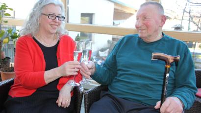Bild: kro
Mit einem Gläschen Sekt stoßen Jubilar Engelbert Kunz und seine Frau Marianne auf den 90. Geburtstag an.