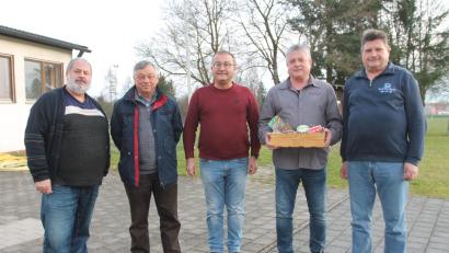 Bild: pi
TSV-Vorsitzender Manfred Schneider (rechts) freut sich mit den Preisträgern. Das sind (von links) Michael Bugera, Ferdinand Müller, Erwin Maier und Uli Liebl.