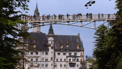 Bild: Karl-Josef Hildenbrand/dpa
Touristen stehen auf der Marienbrücke vor dem Schloss Neuschwanstein. Ein Mann hatte dort zwei Frauen attackiert und wurde nun verurteilt.
