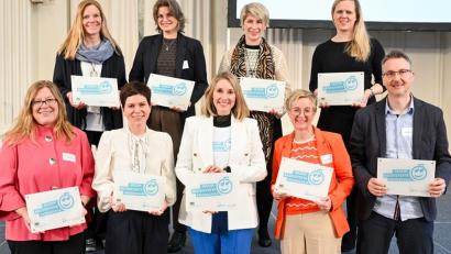 Bild: Tobias Hase/Kultusministerium
Die Vertreter der acht Oberpfälzer Schulen mit Ingrid Augsberger aus Freudenberg (hinten, Zweite von links) und Michaela Bergmann aus Schnaittenbach (vorne, Vierte von links).
