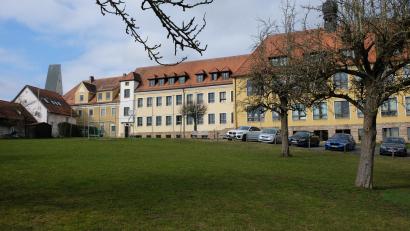 Bild: do
Erste Vorentwürfe gibt es für die geplante offene Ganztagsschule, die auf dem Freigelände gegenüber der Grund- und Mittelschule gebaut werden soll.