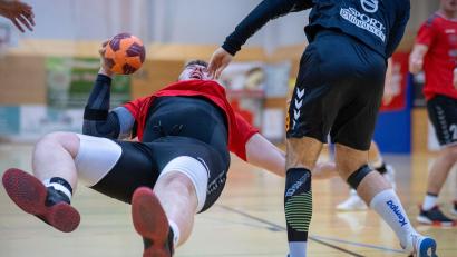 Bild: Guenter Uschold
Der Oberviechtacher Luca Meier (links) kommt nach einer harten Attacke seines Amberger Gegenspielers zu Fall.