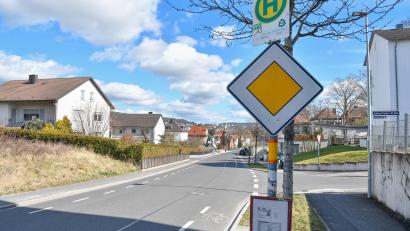 Bild: Petra Hartl
Weil die Bus-Linie 403 wegen Bauarbeiten in der Köferinger Straße derzeit eine Umleitung über die Sebastianstraße fährt, bedient sie dort auch die Haltestelle in der Admiral-Scheer-Straße (Bild) und der Zeppelinstraße.