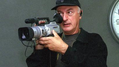 Bild: Jörg Schmitt/dpa
Mit einer Digitalkamera filmt Regisseur Percy Adlon eine Szene seines Films "Hawaiian Gardens" im Bayerischen Wald.