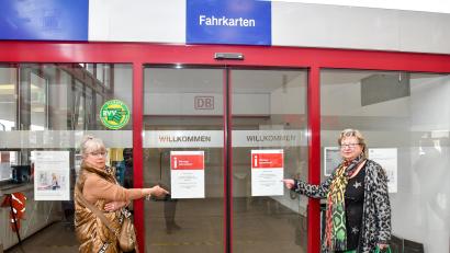 Bild: Petra Hartl
Das Reisezentrum der Bahn in Amberg ist geschlossen. Hermine Krämer (links) und Theresia Jokiel haben damit ein Problem.