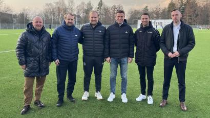 Bild: Nachtigall
Eine Abordnung des Bayerischen Fußballverbandes stattete dem NLZ der SpVgg SV Weiden einen turnusmäßigen Besuch ab. Von links: Vorsitzender Michael Kurz, BFV-Verbandssportlehrer Daniel Bierofka, DFB-Stützpunktkoordinator Johannes Ederer, BFV-Abteilungsleiter Felix Brych, NLZ-Leiter Christian Most und SpVgg-SV-Jugendleiter Fabian Frey.