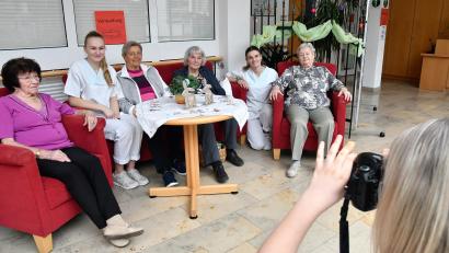Bild: Petra Hartl
Pflegeauszubildende des Klinikum St. Marien Amberg gestalten besonderes Fotoshooting im Marienheim.