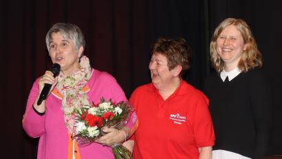 Bild: mfh
Mit einem Blumenstrauß bedankten sich die Vorstandsmitglieder der Sulzbach-Rosenberger SPD-Frauen Monika Kick (Mitte) und Alexandra Deichler (rechts) bei Frauentags-Rednerin Maria Noichl (links).