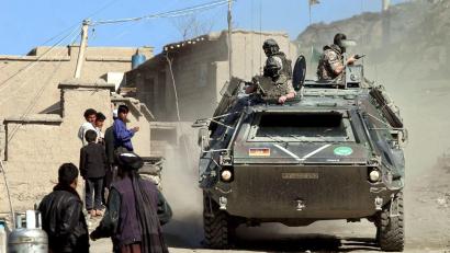 Bild: Syed Jan Sabawoon/dpa
Deutsche Soldaten der International Security & Assistance Force (ISAF) patrouillieren in den Straßen von Kabul in Afghanistan. Trotz 20-jähriger Einsatzzeit am Hindukusch ist es den westlichen Soldaten nicht gelungen, eine Rückkehr der Taliban an die Macht zu verhindern.