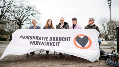 Bild: Carsten Koall/dpa
Carla Hinrichs (2.v.r), Sprecherin der Letzen Generation, spricht bei einer Pressekonferenz mit anderen Beteiligten.