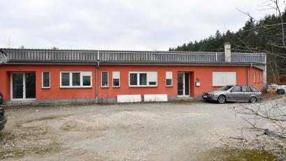 Bild: Petra Hartl
Bis 2021 ein Firmensitz, jetzt eine mögliche Flüchtlingsunterkunft. Das Umfeld des Gebäudes in der Ludwig-Erhard-Straße schaut von außen zwar noch nicht sonderlich wohnlich aus, doch der Innenausbau ist weit vorangeschritten, die Ausstattung modern. Vor dem Haus stellt sich Wolfgang Schäfer einen Grillplatz mit Sitzecke und einen Kinderspielplatz vor.