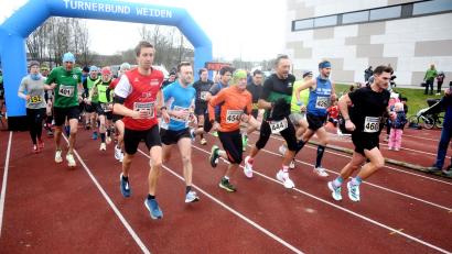 Bild: fz
Beim Start hat Swen Arnold(links rotes Trikot) noch die Nase vorne, im Ziel aber dann war um sieben Sekunden Thomas Dirscherl (daneben) schneller.