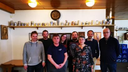 Bild: Bienenzuchtverein/exb
Startschuss für die Probe-Imker des Bienenzuchtvereins Sulzbach-Rosenberg. Vorsitzender Matthias Bohmann (links) und Bienenfachwart Alexander Hirschmann-Titz (rechts) freuten sich über das Interesse an der Ausbildung.