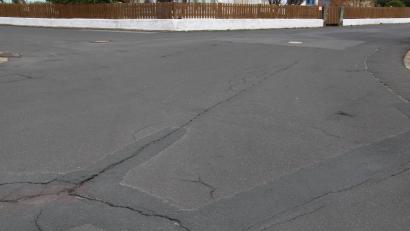 Bild: prh
Mit einem besonderen Gussverfahren sollen Risse und Fugen in der Asphaltdecke, so wie hier an der Kreuzung Ganghoferstraße/Schillerstraße in Plößberg, saniert werden.