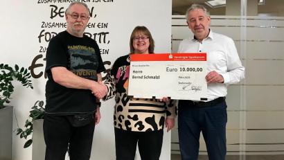 Bild: Sparkasse/exb
Geschäftsstellenleiter Peter Lindner (von rechts) und Kundenberaterin Martina Buchfelder beglückwünschen Bernd Schmalzl zum Gewinn.