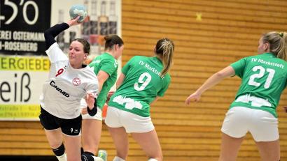 Bild: Hubert Ziegler
Sophie Last (links) vom HC Sulzbach-Rosenberg ist in dieser Szene mit einem herrlichen Wurf für ihre Mannschaft erfolgreich.