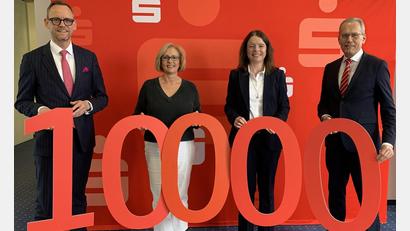 Bild: Kathrin Schmidt/exb
Über 10.000 Euro freute sich Petra Waldhauser (Zweite von links), Vorsitzende der Selbsthilfegruppe Krebskranker Kinder. Die Spende überreichten ihr Vorstandsvorsitzender Thomas Pickel (links), Vorstandsmitglied Sonja Kalb und Stiftungsexperte Edgar Rauch (rechts).