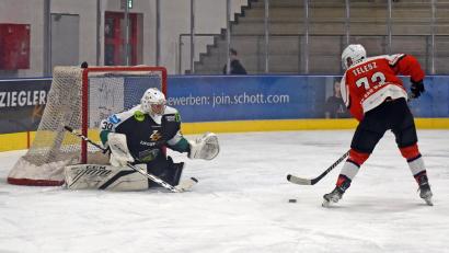 Bild: Gebert
Der EHC Mitterteich verlor am Sonntag das zweite Halbfinalspiel gegen den EV Bad Wörishofen mit 1:4. In dieser Szene ist Michal Telesz auf dem Weg zum 2:0 für die Gäste, links EHC-Keeper Filip Grancarov.