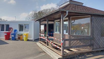 Bild: Hladik
Eine lange Karriere als Info-Pavillon: Das Holzhäuschen versah 1991 zum Stadtjubiläum seinen Dienst, bevor es auf den Wertstoffhof umsiedelte. Jetzt wurde es abgerissen.