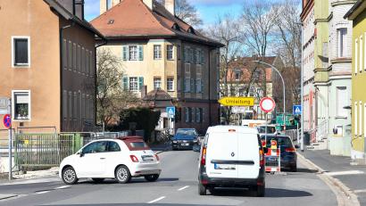 Bild: Petra Hartl
Die Schlachthausstraße in Amberg bleibt stadteinwärts im letzten Stück vor dem Kreisverkehr gesperrt.