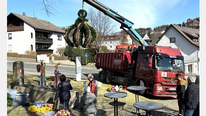 Bild: cro
Mit vereinten Kräften und der Unterstützung eines Krans konnte auch heuer wieder bei herrlichstem Frühlingswetter die Osterkrone am Ortsplatz aufgestellt werden.