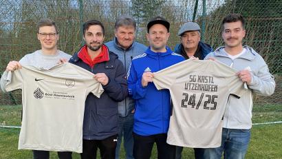 Bild: ves
Die Verantwortlichen präsentieren das neue Trikot der Spielgemeinschaft Kastl/Utzenhofen: (von links) Beisitzer Kastl Alexander Baumer, DJK-Spielertrainer Marius Ehrnsperger, TuS-Vorstand Norbert Bleisteiner, TuS-Trainer Michael Hufnagel, DJK-Vorstand Albert Wittmann und DJK-Abteilungsleiter Florian Herdegen.