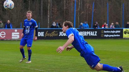 Bild: war
Mit diesem Flugkopfball traf Andreas Wendl zum 1:0 für den SV Etzenricht.