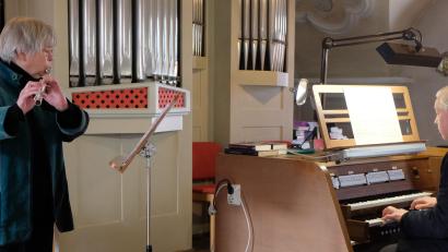 Bild: le
Kantor Andreas Kunz an der Orgel und Querflötistin Sybille Wagner zeigen bei der Musik zur Passionszeit in St. Johannes Baptista große Virtuosität.