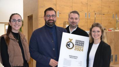 Bild: pz
Im Foyer des Büros von Bäuml-Bau freuten sich die Beteiligten über den Design-Preis für das Marketing-Konzept, von links Marina Birner, Stefan Bäuml, Florian Schläger und Jenny Kunz.
