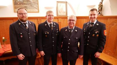 Bild: Florian Müller/exb
Wechsel an Spitze der Feuerwehr Waldsassen: Michael Fortelny (Zweiter von links) folgt auf seinen Vater Dr. Wolfgang Fortelny (Zweiter von rechts). Die beiden stellvertretenden Vorsitzenden René Friedrich (rechts) und Sebastian Koch (links) gratulierten.