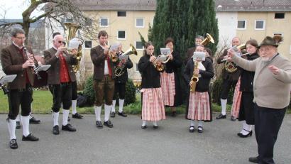 Bild: frd
Mit großer Freude dirigiert der nun 90-jährige Hans Markgraf die Stadtkapelle Oberviechtach, die ihm ein Geburtstagsständchen spielt.