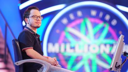 Bild: Stefan Gregorowius/RTL
Florian Bindl stellt sich bei "Wer wird Millionär" den Fragen von Günther Jauch. Die ersten Fragen meistert er mit Leichtigkeit. Doch bei der 64.000-Euro-Frage muss der letzte seiner Joker, der Telefonjoker, herhalten.