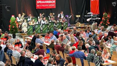 Bild: SPD Ortsverein Auerbach
Die Boaznhocker waren die musikalische Begleitung am Starkbierfest in Auerbach in der vollen Helmut-Ott-Halle
