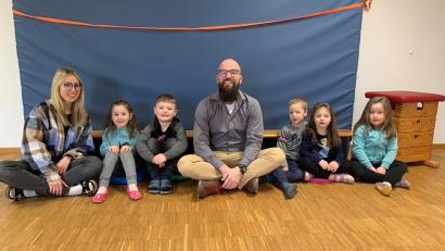 Bild: Birgitta Bösl/exb
Erste Sitzprobe auf den neuen Sitzkissen, die Elternbeiratsvorsitzender Sebastian Arnold (Vierter von rechts) an Stephanie Miosga (links), die Leiterin des AWO-Kindergartens "Kinderstodl" in Püchersreuth, übergab.
