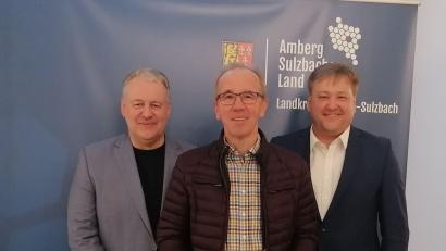 Bild: Claudia Lobenhofer, LAG/exb
Die beiden wiedergewählten Vorsitzenden Richard Reisinger (links) und Stefan Braun (rechts) verabschiedeten Werner Dürgner, der von Anfang an in der LAG war und zuletzt das Amt des Kassenprüfers inne hatte.