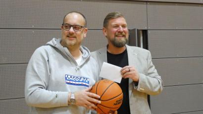 Bild: Lions-Club Weiden/exb
Lions-Präsident Bastian Braun (rechts) überreicht den Spendenscheck an TB-Vorsitzenden German Schieder.