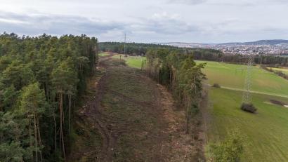 Archivbild: hbe
Aus der Luft ist die Trasse der Westumgehung schon gut zu erkennen: Sie führt hier von Lengenfeld nahe des Vilstalradwegs in Richtung Haselmühl. Im Hintergrund, beim Strommasten, schwenkt sie nach links in Richtung Grammer. Rechts sind Kümmersbruck und Amberg zu erkennen.