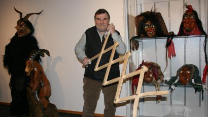 Bild: Stefanie Schreiner/exb
Konrad Grillmeier aus Großensees zeigt im Museum Mitterteich detailreiche Masken und Skulpturen aus Holz.