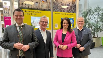 Bild: Andreas Hohler/exb
Die Wanderausstellung des Bundestages war in Schwandorf zu sehen. Das Bild zeigt (von rechts) Oberbürgermeister Andreas Feller, Bundestagsabgeordnete Martina Englhardt-Kopf, den Vorstandsvorsitzenden der Sparkasse, Werner Heß, und Landrat Thomas Ebeling.
