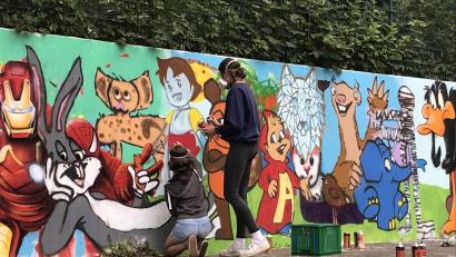 Bild: Florian Meier/exb
Auch Graffiti ermöglicht das Jugendkunstmobil, natürlich nur auf ausgesuchten Flächen wie hier bei einem Workshop in Wunsiedel.