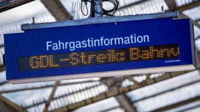 Symbolbild: Jens Büttner/dpa
Kundinnen und Kunden der Deutschen Bahn sind seit bald einem Jahr immer wieder Streiks ausgesetzt.