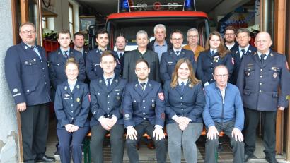 Bild: dob
Richard Seegerer (vorne, Mitte) ist der neue Vorsitzende der Feuerwehr Böhmischbruck. Neuer Stellvertreter wurde Vincent Steger (vorne, Zweiter von links) und neue zweite Kassiererin Evi Feneis (vorne, Zweite von rechts). Ehrenkreisjugendwart Josef Winklmann (vorne, rechts) wurde für 60 Jahre Treue zur Wehr ausgezeichnet. Nach 14 Jahren als Vorsitzender gab Reinhard Wiesent (links) die Führung ab.