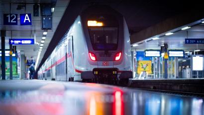 Symbolbild: Moritz Frankenberg/dpa
Von dem Streik sind Millionen Fahrgäste betroffen.