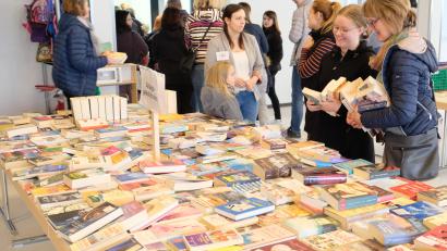 Bild: do
Das Interesse am Bücher- und Spielzeug-Flohmarkt der Mutter-Kind-Gruppe in Speinshart war riesig. Im Gemeindezentrum hatten die Besucher die Qual der Wahl, unter den über 4.000 Medien das Richtige zu finden
