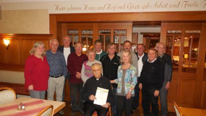 Bild: mof
Die Siedlergemeinschaft Ammerthal ehrt langjährige Mitglieder (von links): Erste Vorsitzende Anita Knorr, Josef Prokscha (40 Jahre), Kreisvorsitzender Klaus Bleisteiner, Udo Dievernich, Rosa Schaller, Udo Greiner und Peter Friedrichs (alle 40 Jahre), Alfred Schön (30 Jahre), Ilse Krämer (50 Jahre), Bürgermeister Anton Peter, Günter Schaller (40 Jahre) und Willi Wismeth (50 Jahre); sitzend (von links): Bischöflich Geistlicher Rat Alois Albersdörfer (30 Jahre).